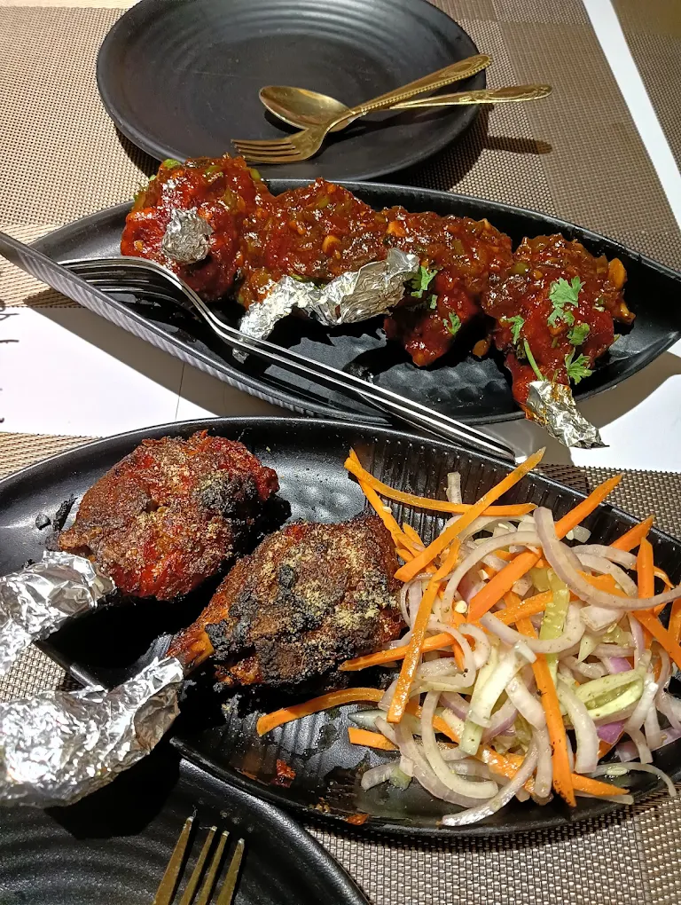 Mixed tandoori platter with salad and chutney